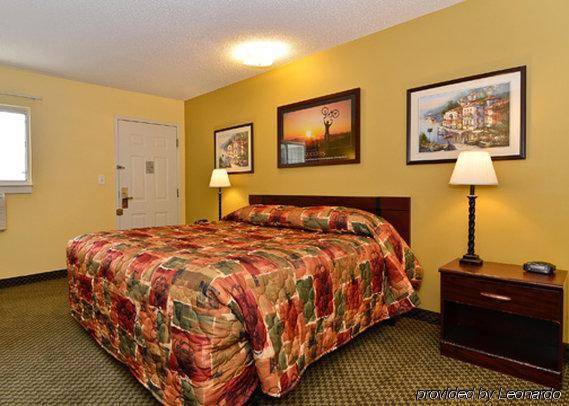 Suburban Studios Charlotte-Ballantyne Room photo