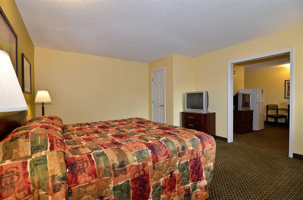 Suburban Studios Charlotte-Ballantyne Room photo